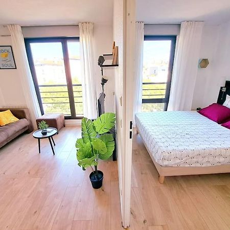 Le Valmy: Appartement Lumineux Au Pied Du Metro Lyon Bagian luar foto