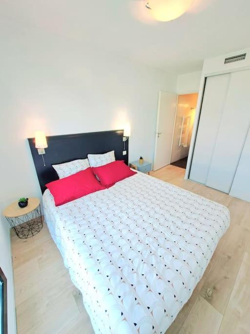 Le Valmy: Appartement Lumineux Au Pied Du Metro Lyon Bagian luar foto