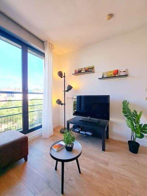 Le Valmy: Appartement Lumineux Au Pied Du Metro Lyon Bagian luar foto