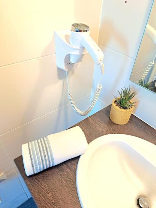 Le Valmy: Appartement Lumineux Au Pied Du Metro Lyon Bagian luar foto