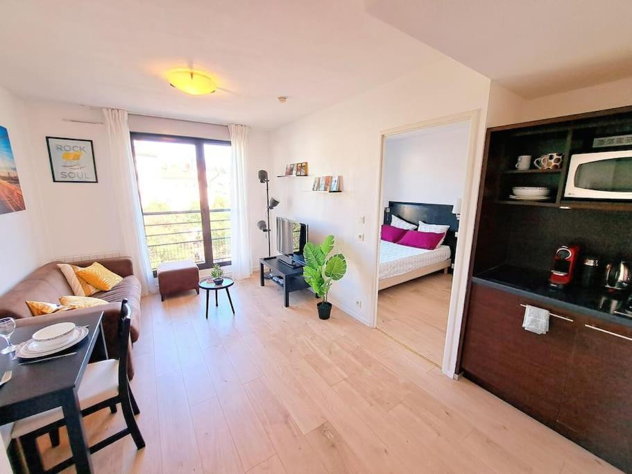 Le Valmy: Appartement Lumineux Au Pied Du Metro Lyon Bagian luar foto