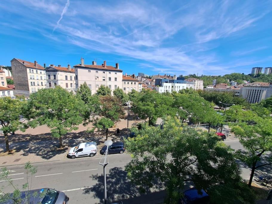 Le Valmy: Appartement Lumineux Au Pied Du Metro Lyon Bagian luar foto