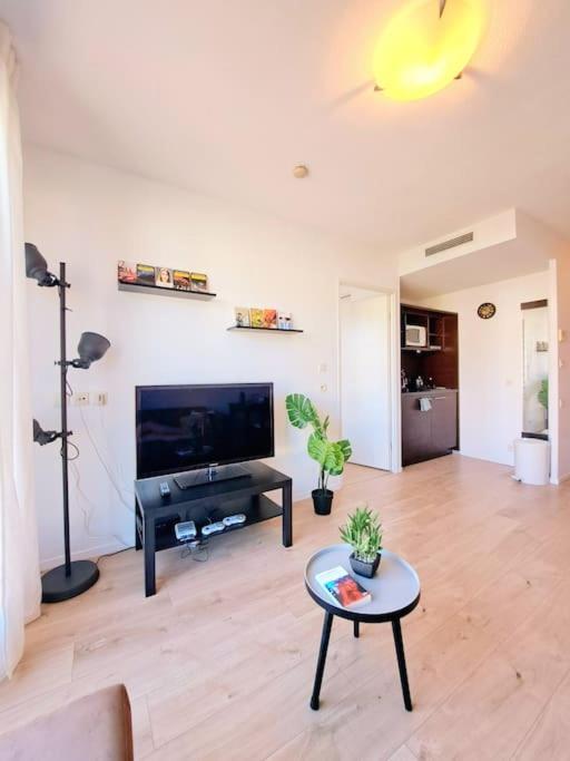 Le Valmy: Appartement Lumineux Au Pied Du Metro Lyon Bagian luar foto