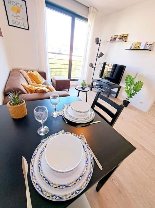 Le Valmy: Appartement Lumineux Au Pied Du Metro Lyon Bagian luar foto