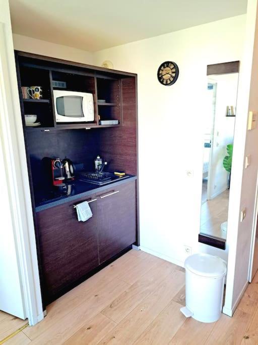 Le Valmy: Appartement Lumineux Au Pied Du Metro Lyon Bagian luar foto
