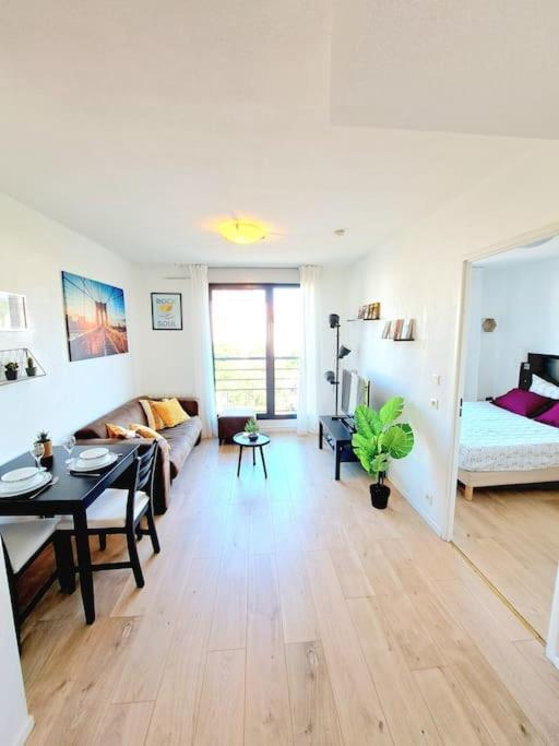 Le Valmy: Appartement Lumineux Au Pied Du Metro Lyon Bagian luar foto