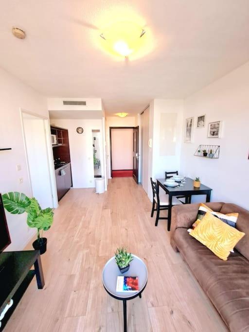 Le Valmy: Appartement Lumineux Au Pied Du Metro Lyon Bagian luar foto