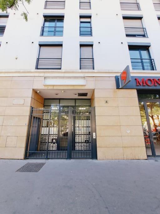 Le Valmy: Appartement Lumineux Au Pied Du Metro Lyon Bagian luar foto