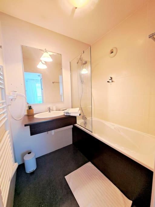 Le Valmy: Appartement Lumineux Au Pied Du Metro Lyon Bagian luar foto
